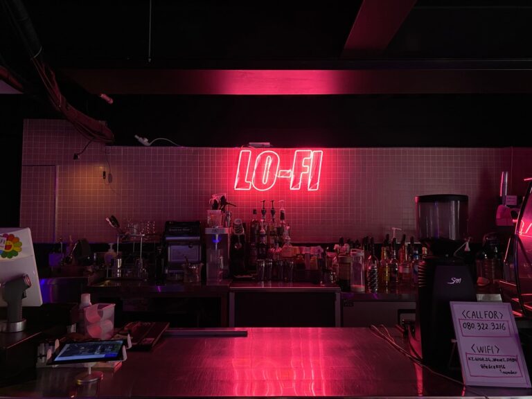 the LO-FI bar counter